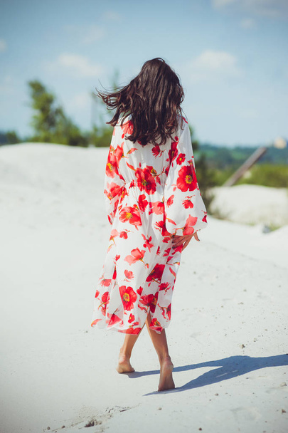Mode Outdoor-Foto der schönen sinnlichen Frau mit langen dunklen Haaren in Badebekleidung am Sandstrand. - Foto, Bild