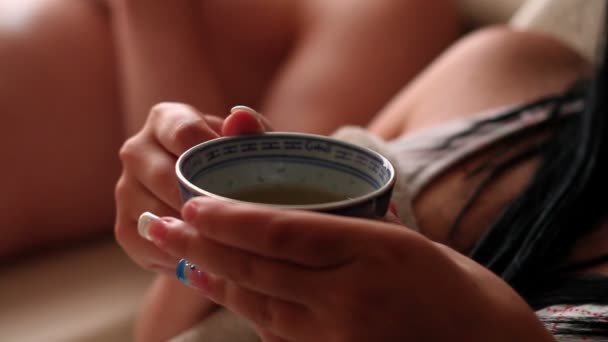 Close-up van het drinken van thee - Video