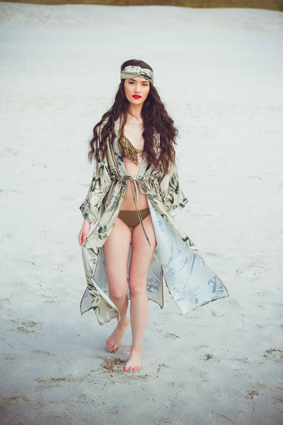 Piękna młoda zmysłową kobietę na piaszczystej plaży - Zdjęcie, obraz