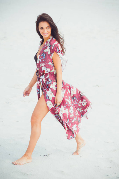 Модна зовнішня фотографія красивої чуттєвої жінки з довгим темним волоссям у купальнику на піщаному пляжі
. - Фото, зображення