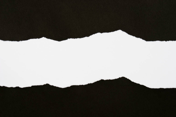 morceaux de papier noir sur fond blanc avec espace de copie
  - Photo, image