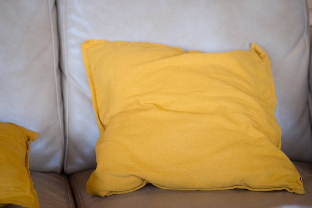 Cuscino giallo sul divano in soggiorno
  - Foto, immagini