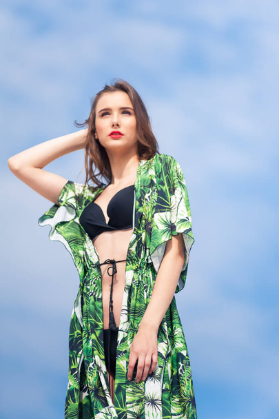 Güzel genç kadın mayo plajda ürpertici - Fotoğraf, Görsel