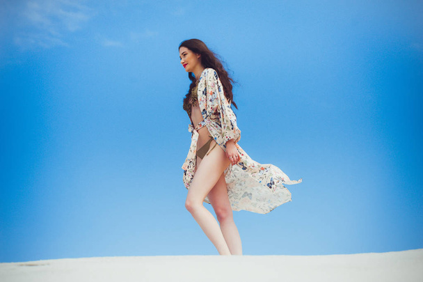 Piękna seksowna kobieta lato niebieskie stroje kąpielowe stwarzające przeciwko niebo - Zdjęcie, obraz