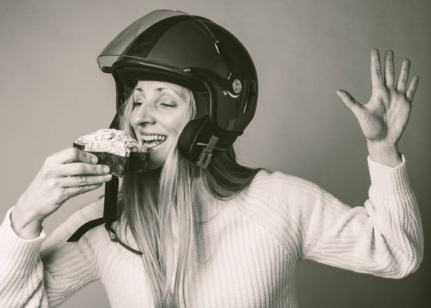 Hermosa conductora femenina de 50 años en un casco de moto, enjo
 - Foto, imagen