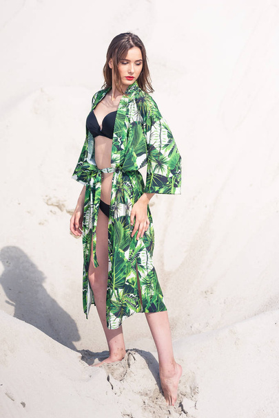Yeşil mayo plajda ürpertici güzel genç kadın - Fotoğraf, Görsel