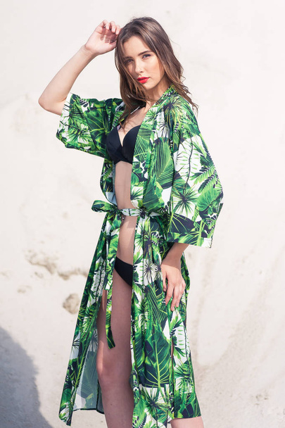 Mulher bonita que chilling na praia em swimwear verde
 - Foto, Imagem