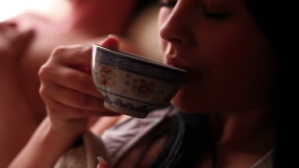 vrouw die thee drinkt - Video
