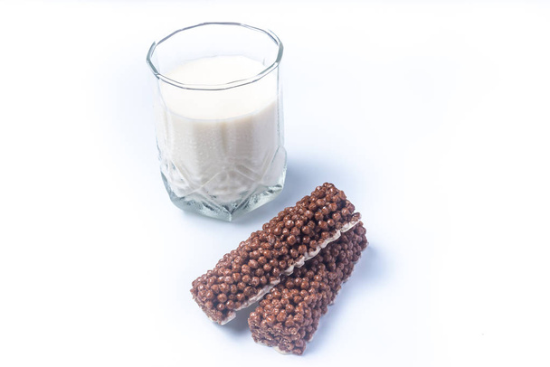Schokolade Frühstück Müsliriegel und ein Glas Milch auf isolierten wh - Foto, Bild