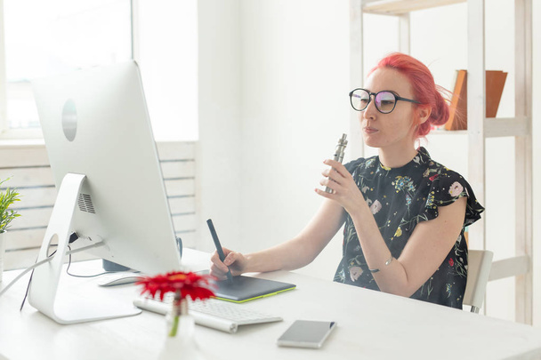 Kreative, Grafikdesignerin, People-Konzept - junge kreative Frau raucht Vape, während sie an einem Grafik-Tablet arbeitet - Foto, Bild