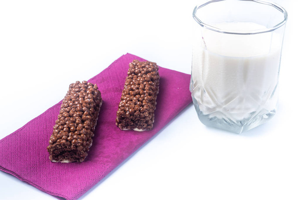 Σοκολάτα πρωινό μπάρες δημητριακών και ένα ποτήρι γάλα σε απομονωμένη WH - Φωτογραφία, εικόνα