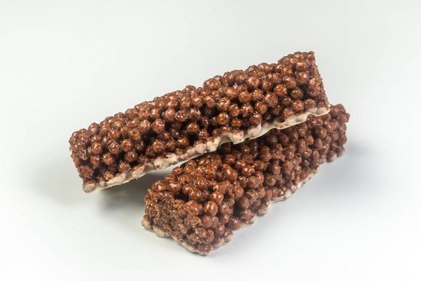 Dos barras de cereales de chocolate aisladas sobre fondo blanco
 - Foto, imagen
