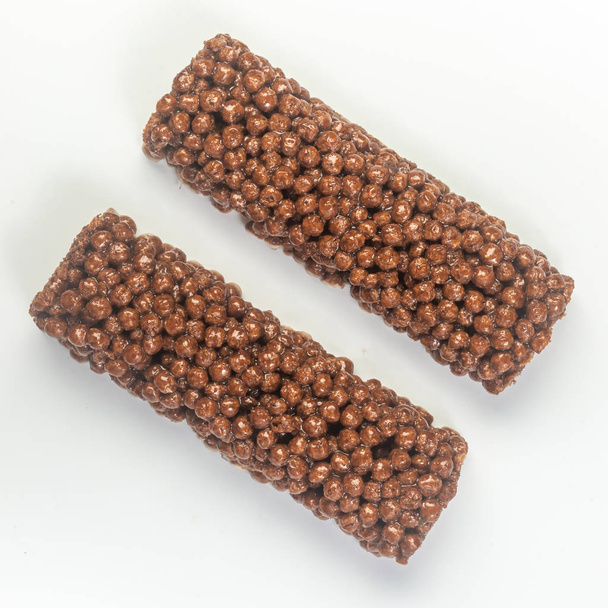Deux barres de céréales de petit déjeuner au chocolat isolées sur fond blanc
 - Photo, image