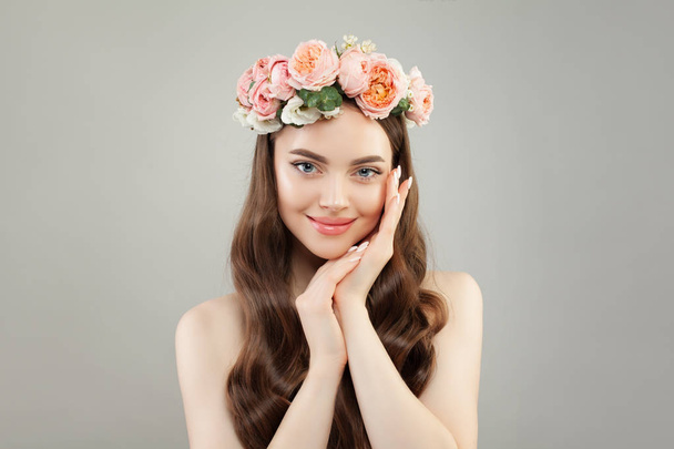 Mujer bonita joven con la piel clara, cabello sano y flores corona
 - Foto, imagen