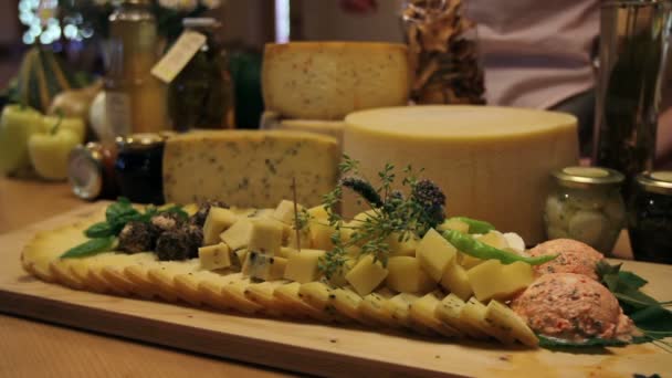 基板から役立ったチーズを選ぶ人の手のクローズ アップ - 映像、動画