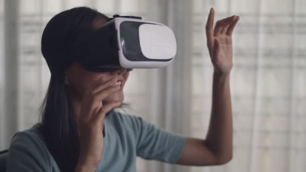 Close up ελκυστικό πορτρέτο όμορφη νεαρή Ασιατική γυναίκα παίζοντας ένα παιχνίδι και βλέποντας την ταινία σε VR γυαλιά. Ευτυχισμένος Ασιάτης/ισσα κορίτσι χρησιμοποιώντας 3D ακουστικά εικονικής πραγματικότητας στο σπίτι. - Πλάνα, βίντεο
