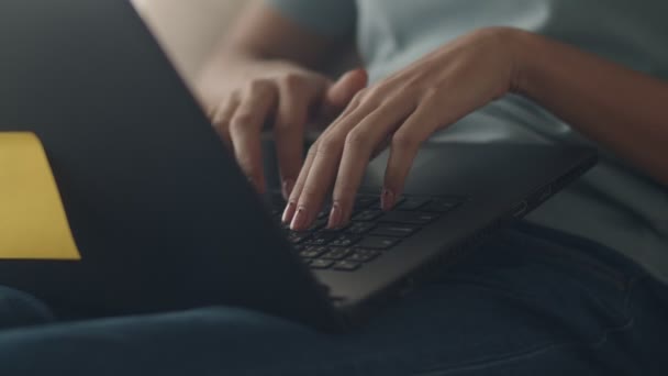 Close up mãos menina digitando usando laptop computador compartilhando on-line blogger influenciador de trabalho, Asiático feminino navegação comunicação de mídia social enquanto sentado no sofá na sala de estar em casa
. - Filmagem, Vídeo