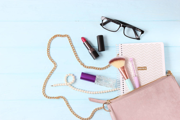 női táska és kozmetikumok színes alapon - Fotó, kép
