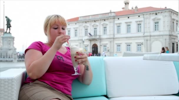 Woman enjoy ice coffee - Filmagem, Vídeo
