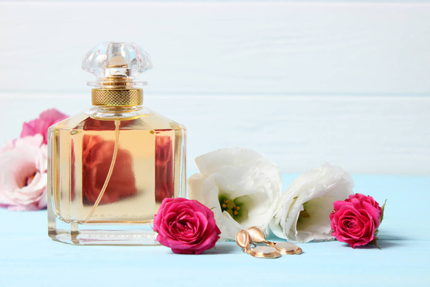 parfum en bloemen op een gekleurde achtergrond. - Foto, afbeelding