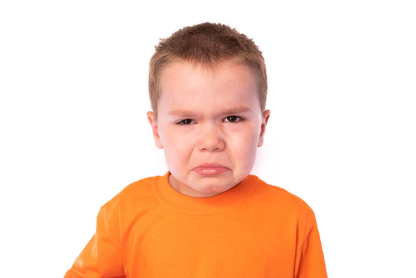 Симпатичный маленький мальчик в яркой футболке со слезоточивым лицом, изолированный на белом фоне
 - Фото, изображение