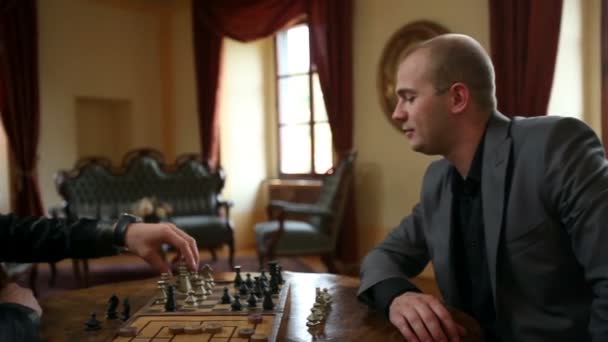 dwóch biznesmenów, gra w szachy i o dzikich dyskusji - Materiał filmowy, wideo