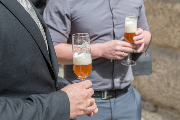 Ένας νιόπαντρης σύζυγος και ο κουμπάρος του πίνουν ένα ποτήρι μπύρα, Γερμανία - Φωτογραφία, εικόνα