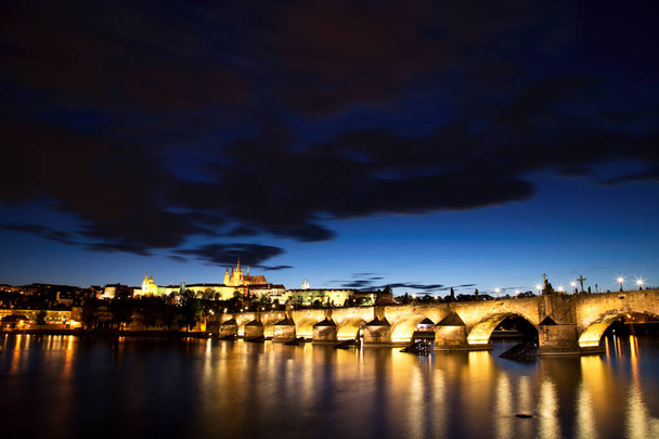 Zamek Praski z mostu Karola o zmierzchu - Zdjęcie, obraz
