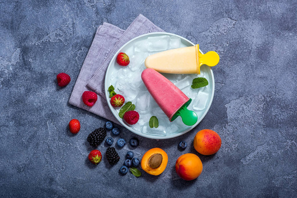 Popsicles  ice cream with fruits and berries, summer dessert, na - 写真・画像