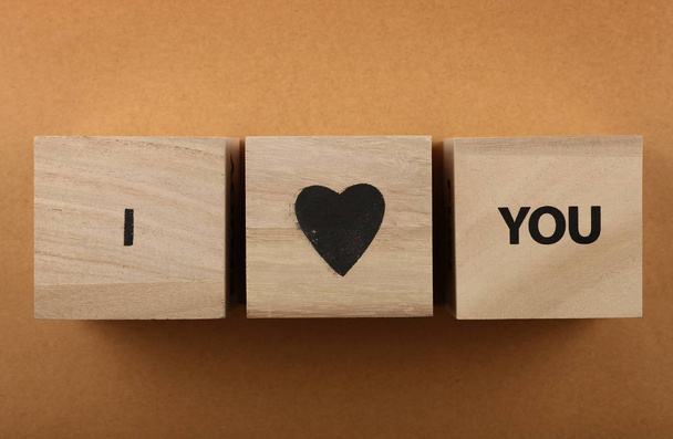 Cubi di legno con I LOVE YOU parole su marrone
 - Foto, immagini