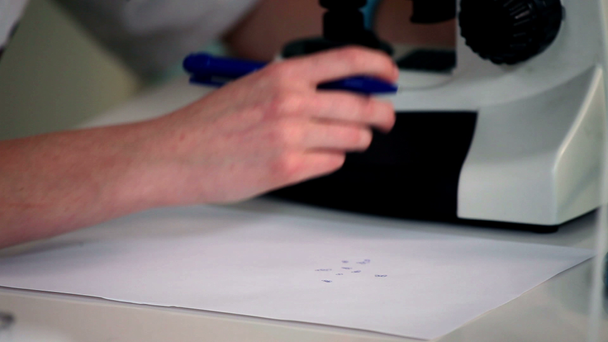 Nő keres mikroszkóppal vizsgálja - Felvétel, videó