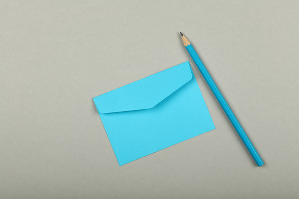 Закритий синій паперовий конверт над сірим
 - Фото, зображення