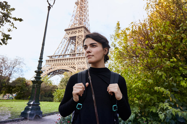 Kaunis hymyilevä tyttö poseeraa Eiffel-tornin taustalla. Pariisi, Marsin mestari
 - Valokuva, kuva