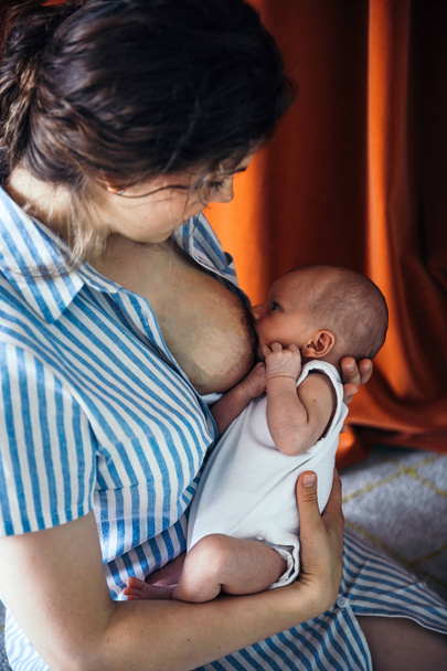Młoda kobieta karmiąca piersią niemowlę dziecko  - Zdjęcie, obraz