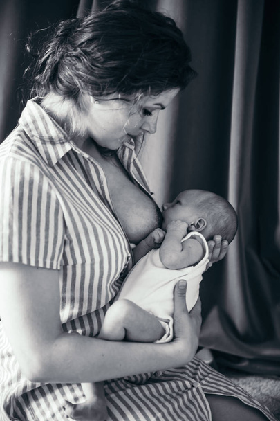 junge Frau stillt ihr Kleinkind  - Foto, Bild