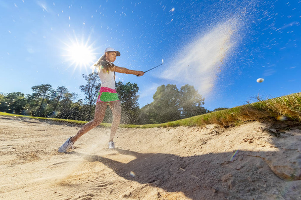 Preciosa rubia golfista disfrutando de una ronda de golf en un campo de golf público
 - Foto, Imagen