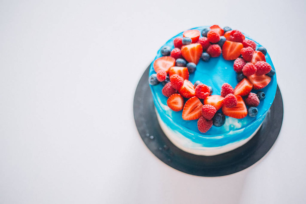 Close-up festive blue and white cake decorated with fruits: stra - Fotografie, Obrázek