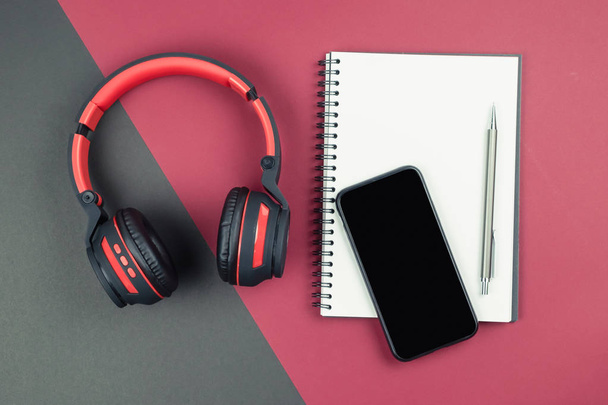 Felülnézet notebook toll okostelefonnal és fejhallgatóval - Fotó, kép