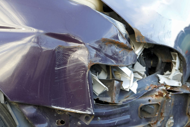 Las piezas del coche están dañadas por una colisión en carretera
 - Foto, Imagen