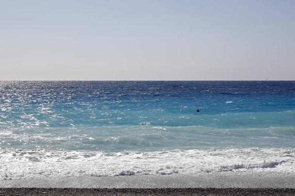 Χρώματα της Μεσογειακής θάλασσας σε μια ηλιόλουστη μέρα - Φωτογραφία, εικόνα
