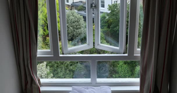 Englanti Garden View Through Window, Iso-Britannia, Eurooppa. Sulje näkymä - DCi 4K resoluutio
 - Materiaali, video