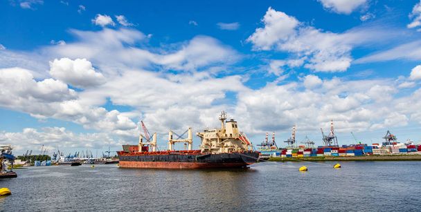 オランダ、ロッテルダム港。物流事業、貨物積み下ろし - 写真・画像