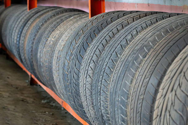 Vanhat renkaat, jotka ovat rivissä renkaan pidikkeessä
 - Valokuva, kuva