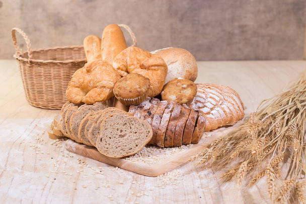 Valikoima leipää ja leivonnaisia - Valokuva, kuva