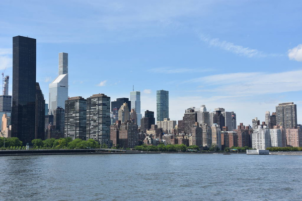 Nowy Jork, NY 26 maja: widok na Manhattan Skyline, z Gantry Plaza State Park w Queens, Nowy Jork, jak widać na 26 maja 2019. Manhattan jest najgęściej zaludnionym z pięciu dzielnic Nowego Jorku. - Zdjęcie, obraz
