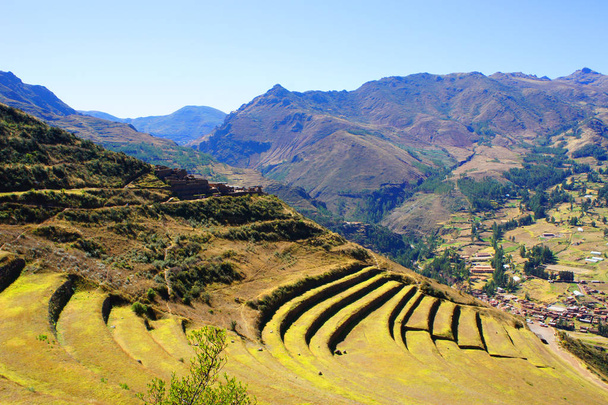 Terrasses utilisées par l'Empire inca pour l'agriculture au XVe siècle
 - Photo, image