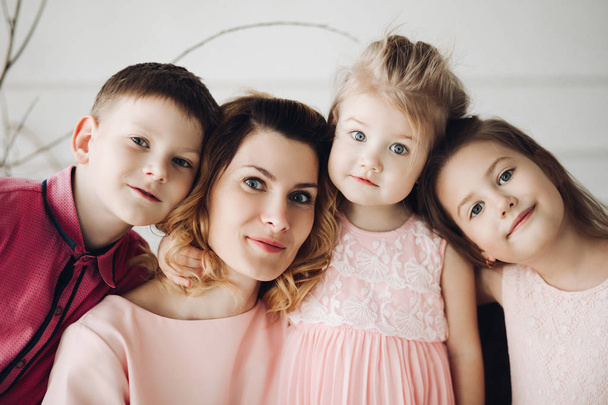 Портрет милой семьи, смотрящей в камеру и улыбающейся
 - Фото, изображение