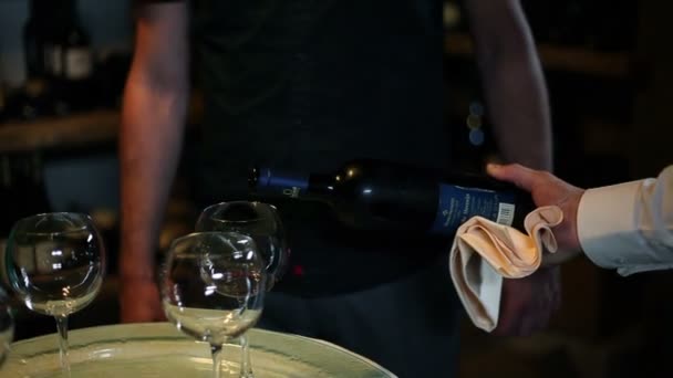 ワインのガラスを保持していると飲む男 - 映像、動画