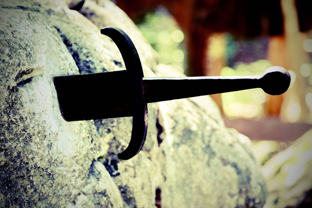 Παλιό σπαθί στην πέτρα - Φωτογραφία, εικόνα