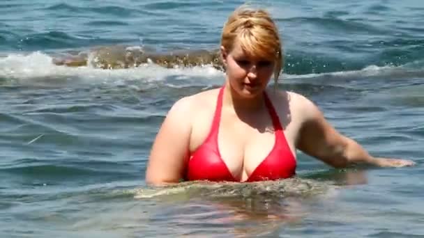 Žena se těší ve vodě - Záběry, video